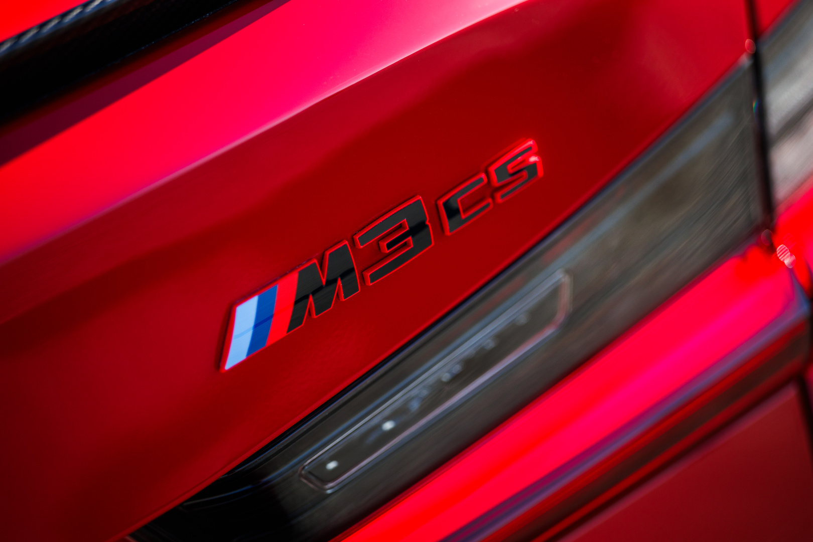 SMALL_P90641071_highRes_the-bmw-m3-cs-handsc